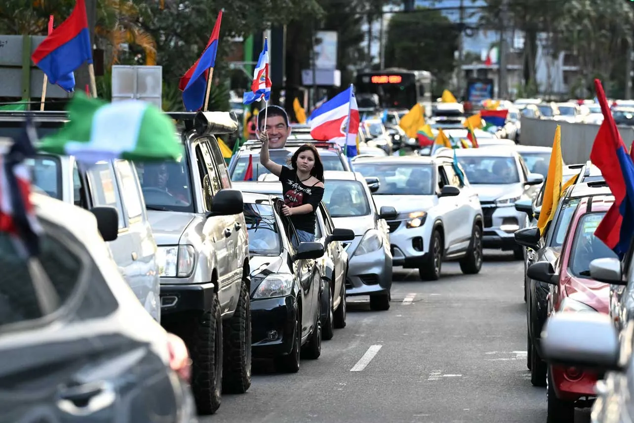 Caravana de partidos políticos durante las elecciones en Costa Rica.