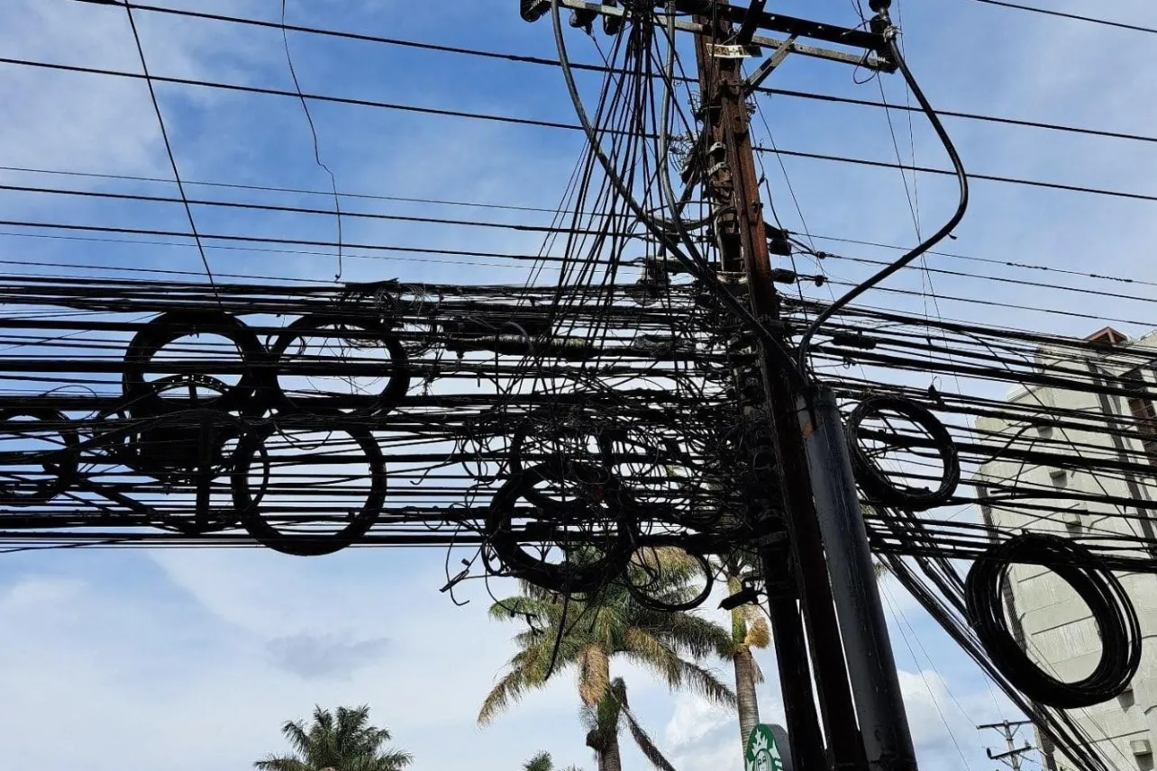 010526_Exceso_Cables_FULL