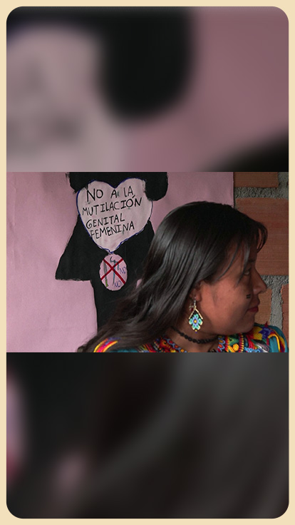 Mujer indígena con cartel contra la mutilación genital.