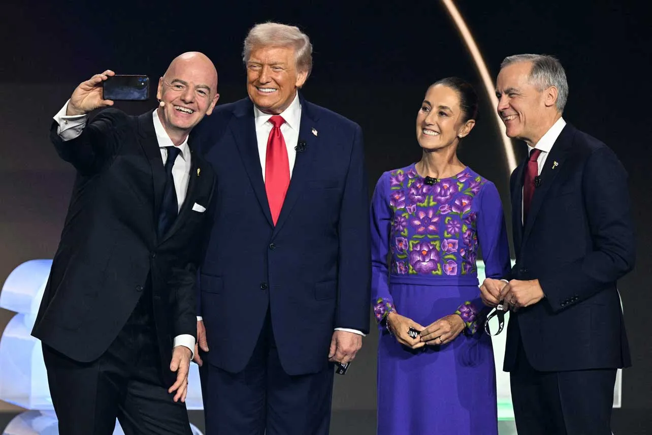 Claudia Sheinbaum junto a Donald Trump, Mark Carney y Gianni Infantino posando para un selfi.
