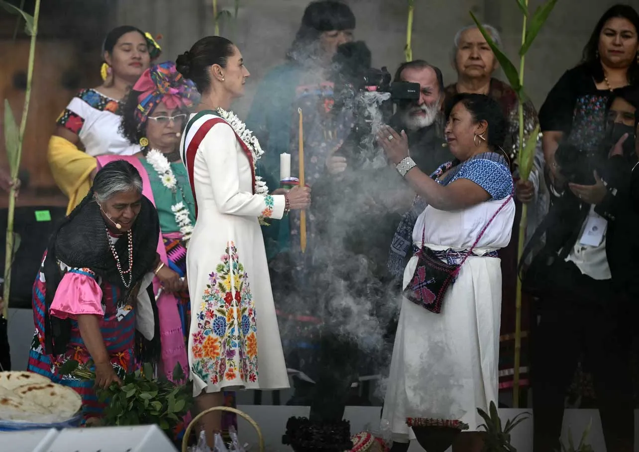 Claudia Sheinbaum recibiendo un ritual indígena.