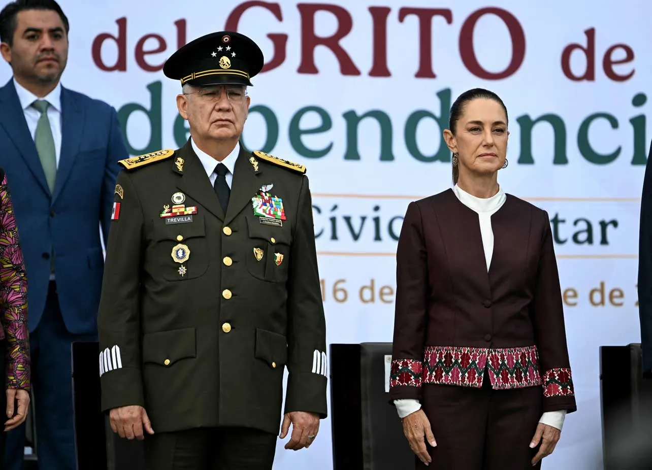Claudia Sheinbaum junto a un militar mexicano de alto rango.