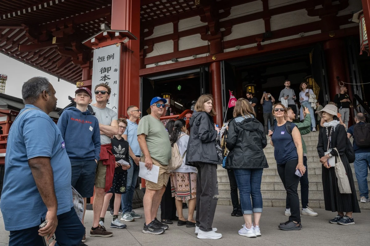 Multitud de turistas en Tokio, Japón.
