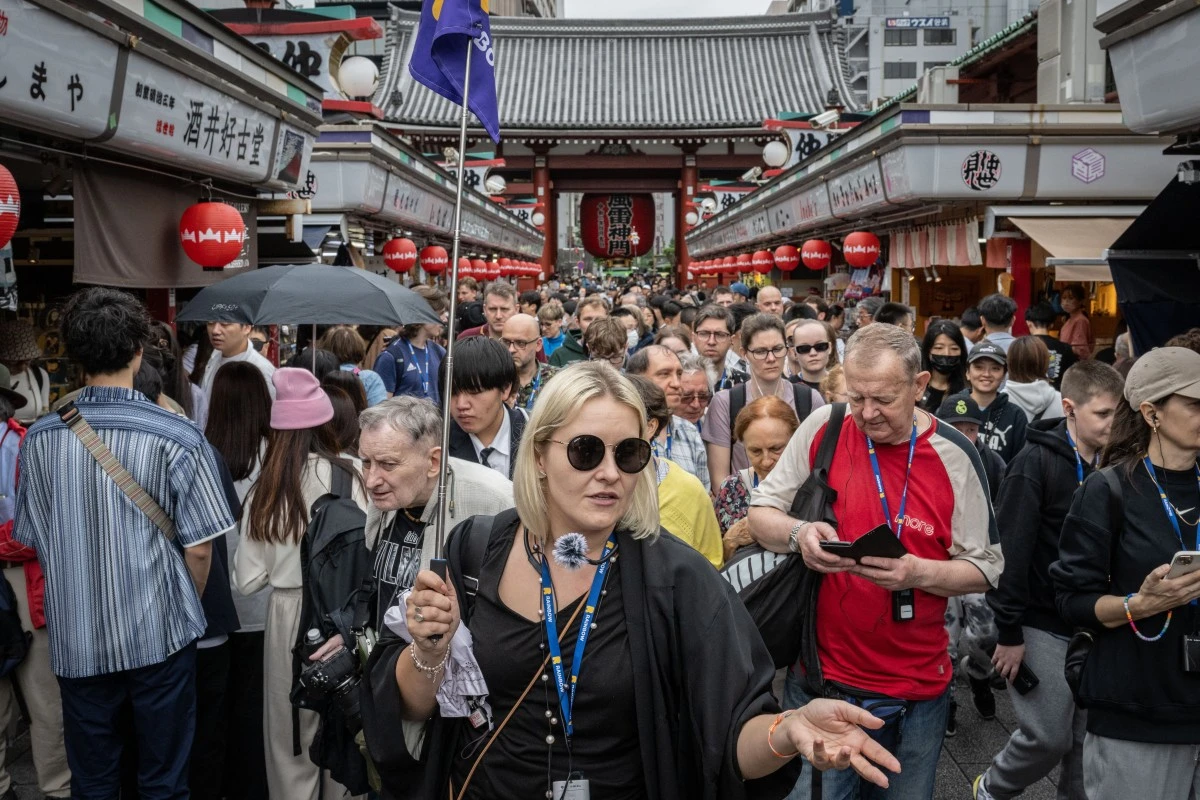 Multitud de turistas en Tokio, Japón. 