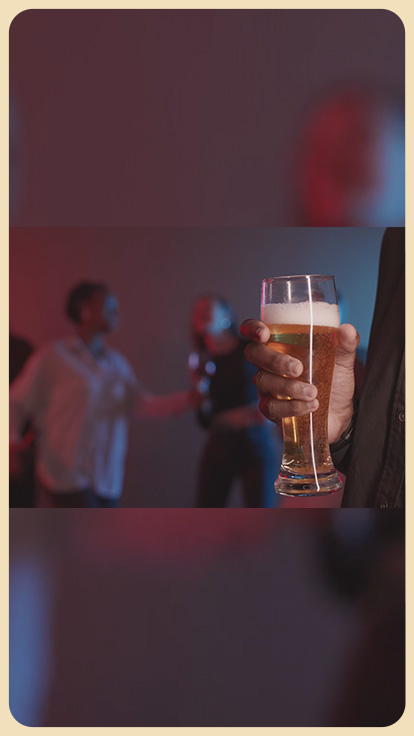 Vaso de cerveza en fiesta.