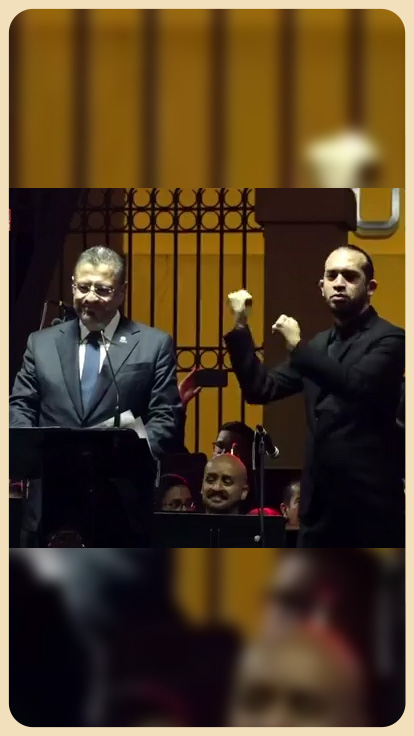 Presidente Chaves da discurso.