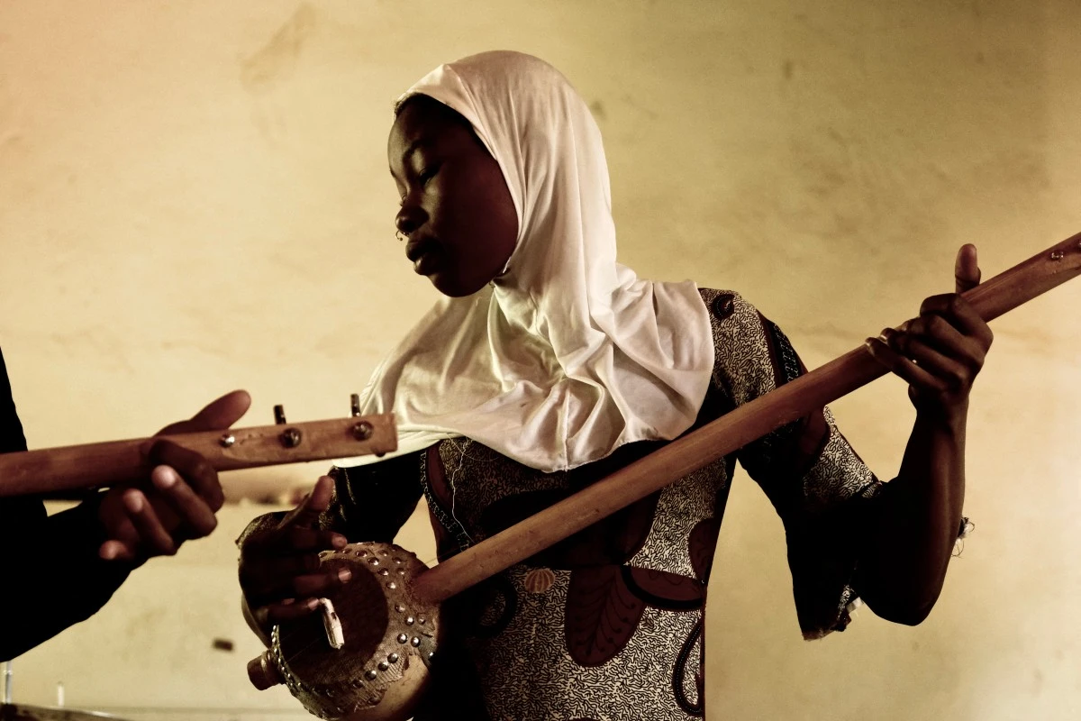 Aichata Adamou toca el gourimi durante una clase en Niamey, Níger. 