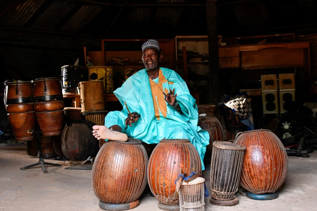 Oumarou Adamou, alias “Maïdouma”, un percusionista tradicional nigerino, en Niamey. 