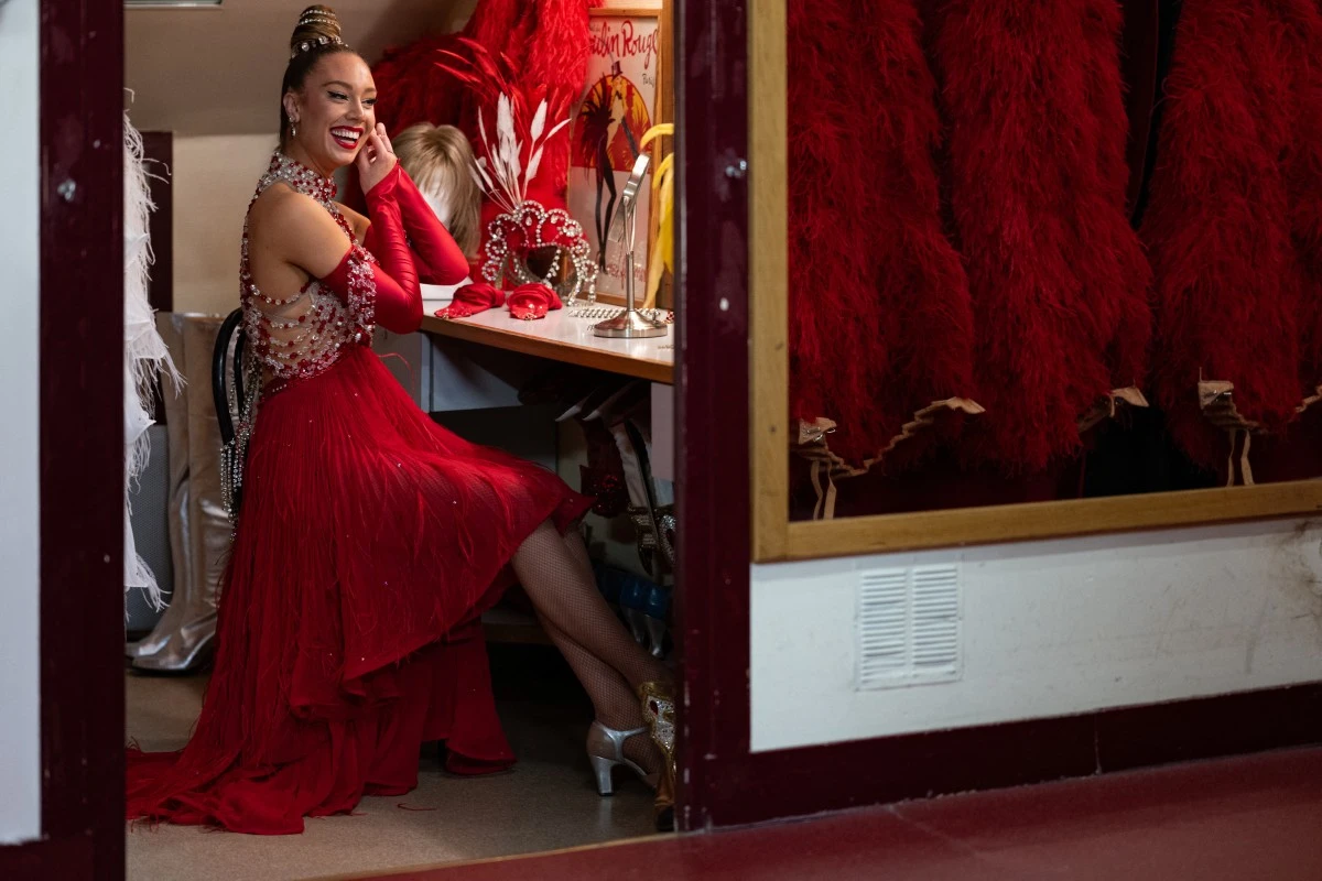 La bailarina australiana Porta se prepara en su vestidor.