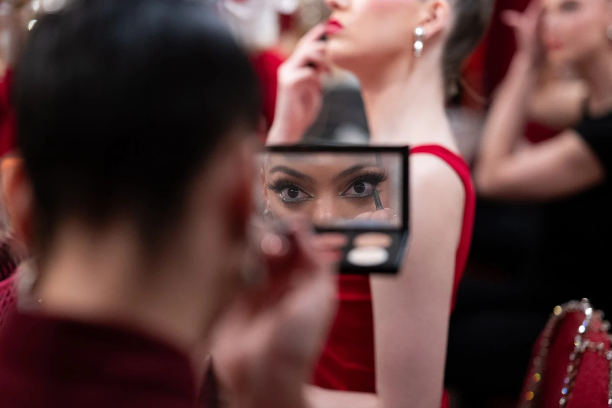 Una bailarina se prepara en los vestidores.