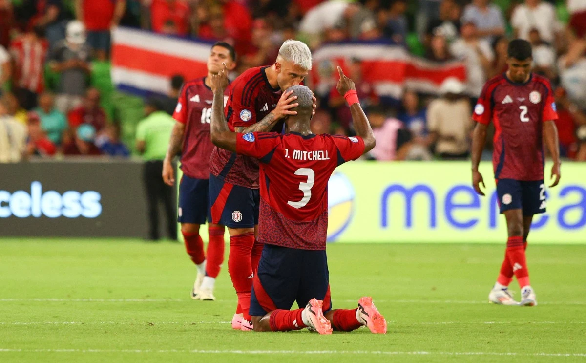 Los jugadores de la Selección Nacional Francisco Calvo y Jeyland Mitchell.