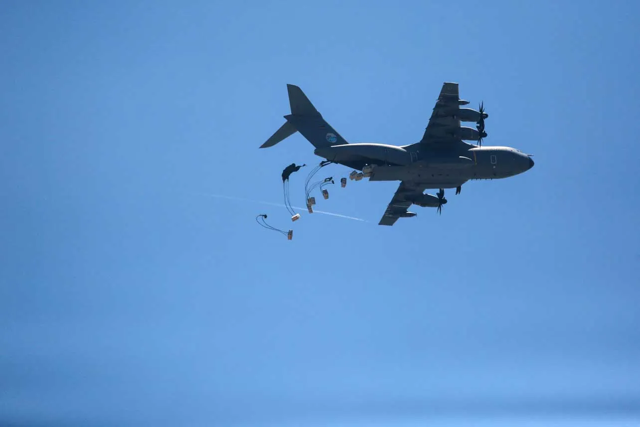 Avión descargando ayuda humanitaria sobre Gaza.