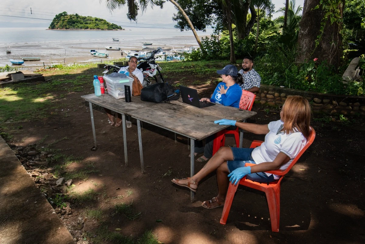 Reunión de la cooperativa Piel Marina en Costa de Pájaros, Puntarenas.