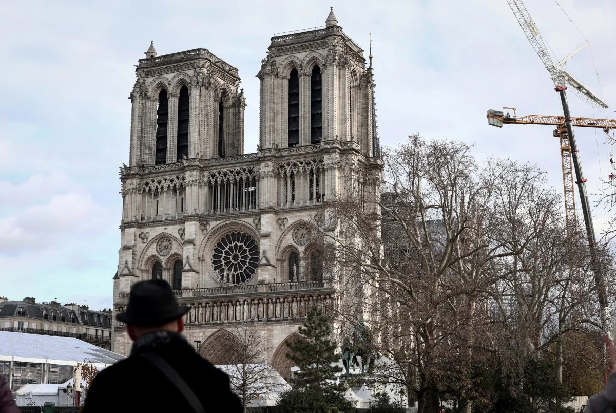Fachada restaurada de la Basílica de Notre Dame, en París.