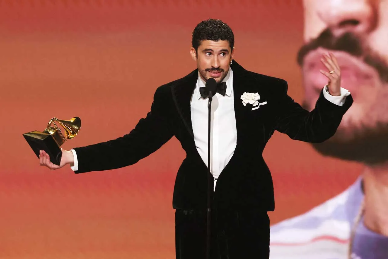 Bad Bunny con un grammy en la mano.