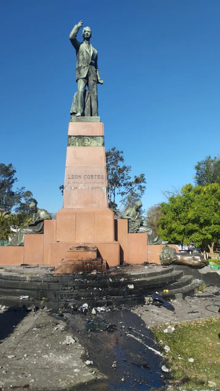 040326_Colisión_Monumento_León_Cortés_interna