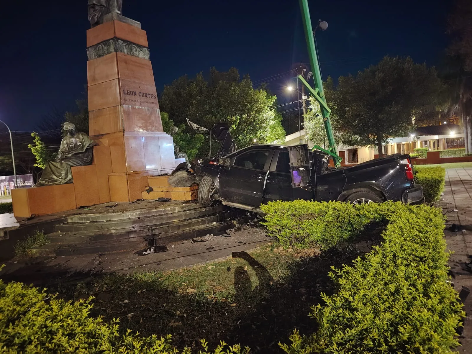 040326_Colisión_Monumento_León_Cortés_interna