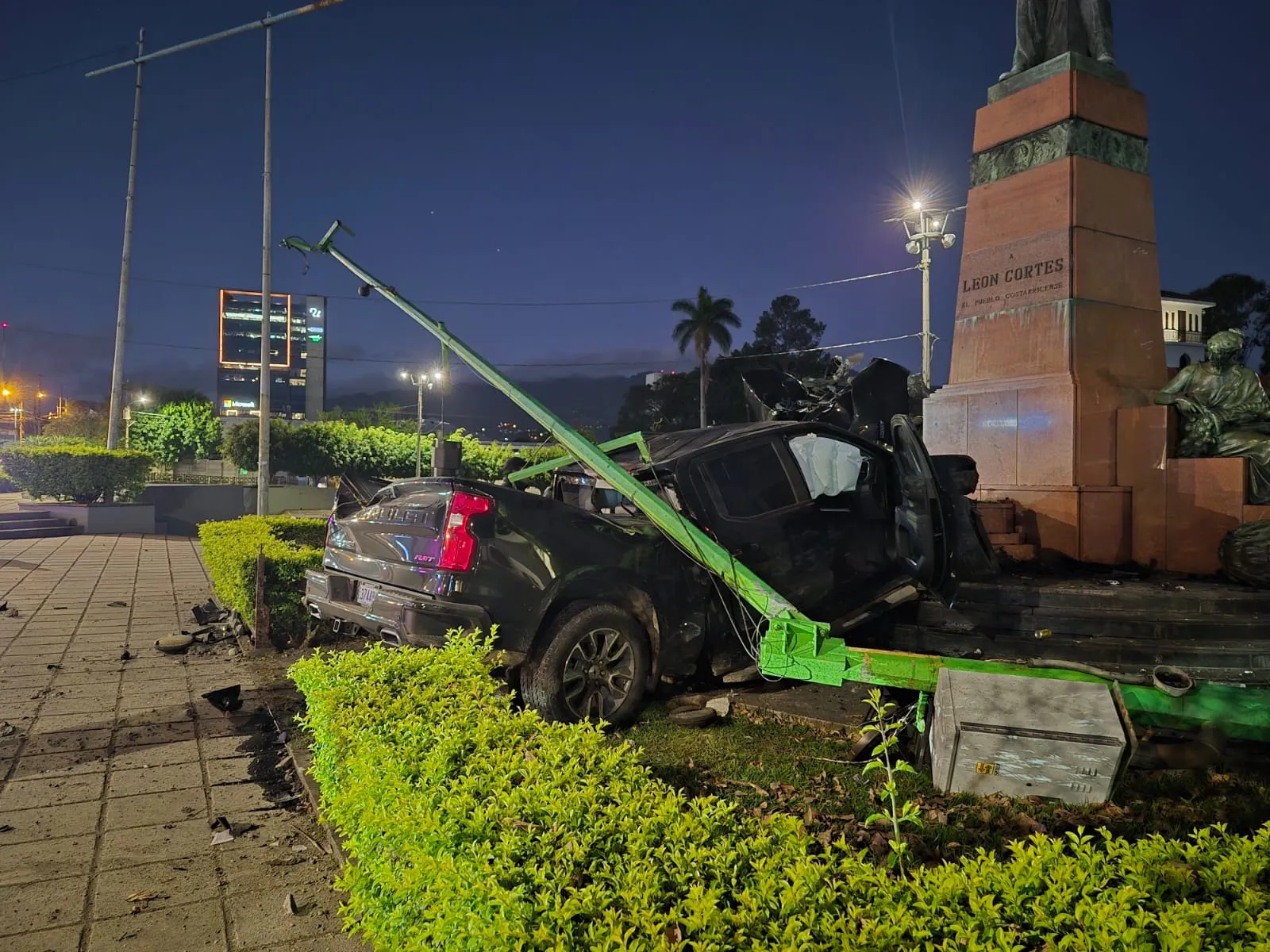 040326_Colisión_Monumento_León_Cortés_interna