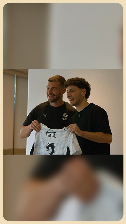 Futbolista Tim Payne con influencer.