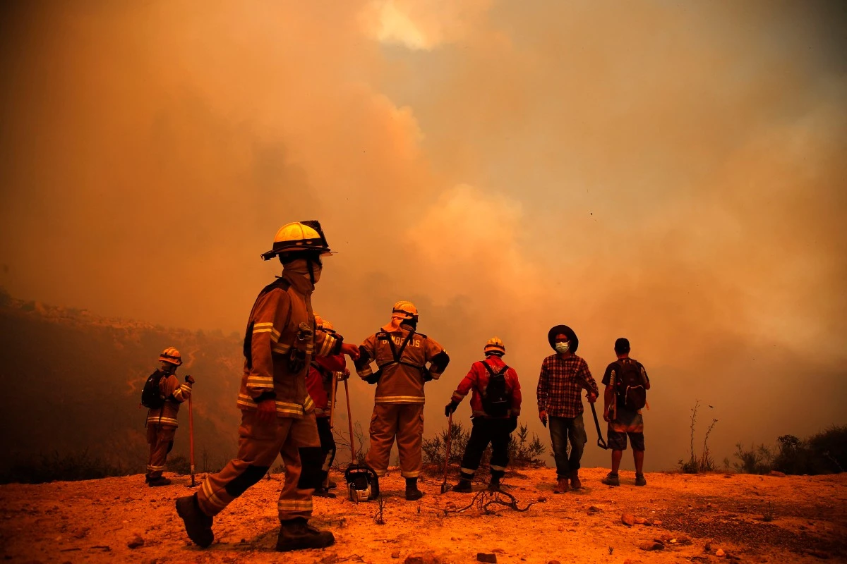 Bomberos en la comuna de Quilpe, en la región de Valparaíso, Chile.