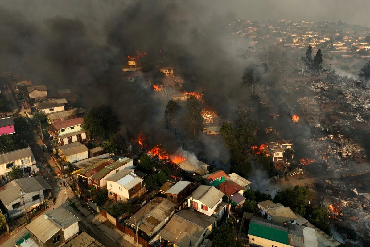 Casas incendiadas en Viña del Mar, región de Las Pataguas, Chile. 