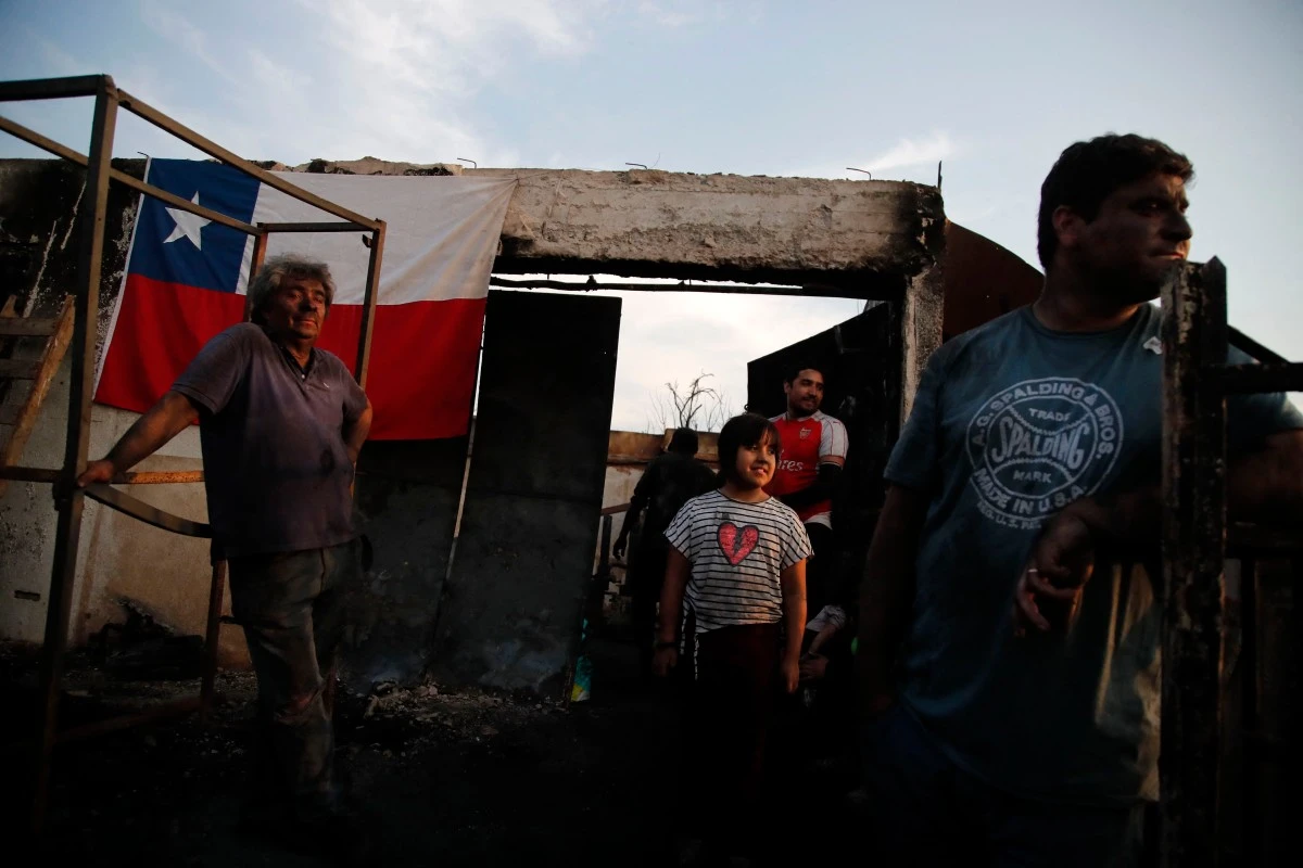 Afectados en una casa quemada en Villa Independencia, en la región de Valparaíso, Chile.