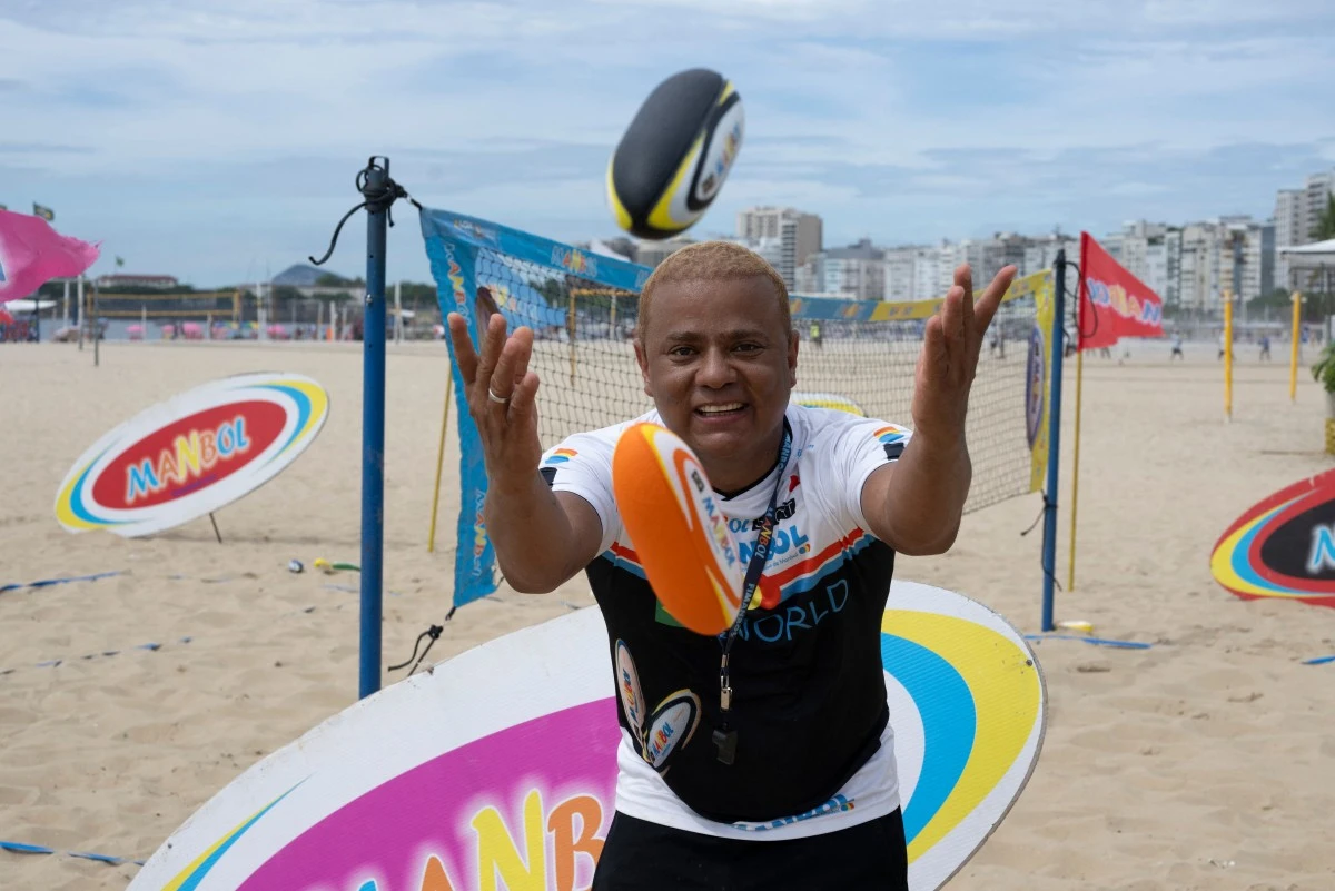 Un jugador de manbol en la playa de Copacabana, en Brasil.
