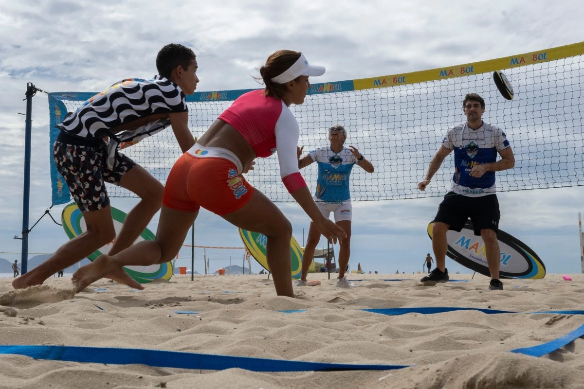 Un partido de manbol en la playa de Copacabana, en Brasil.