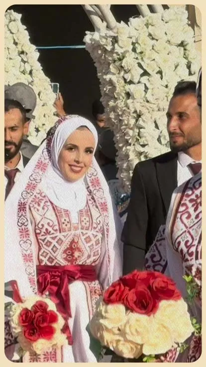 Una boda colectiva brinda una inusual escena de felicidad entre las ruinas de Gaza
