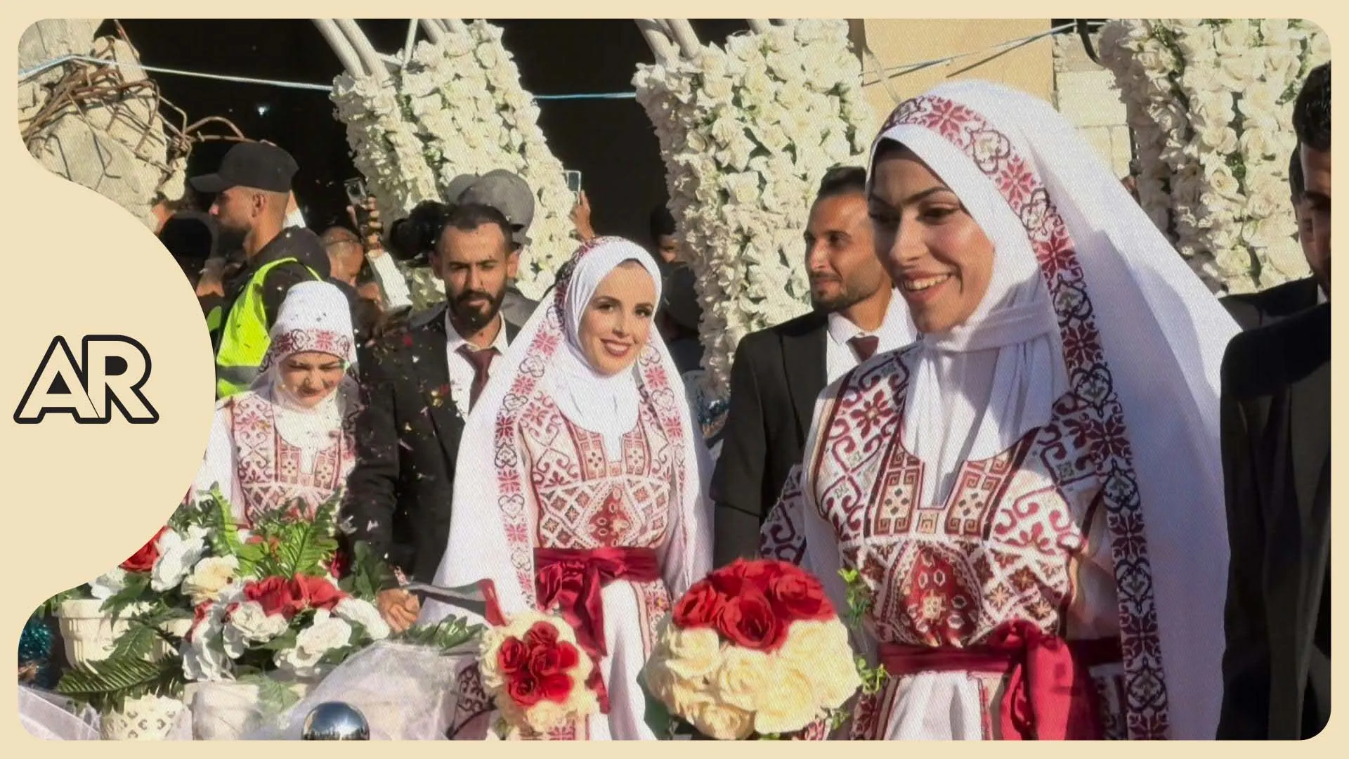 Una boda colectiva brinda una inusual escena de felicidad entre las ruinas de Gaza