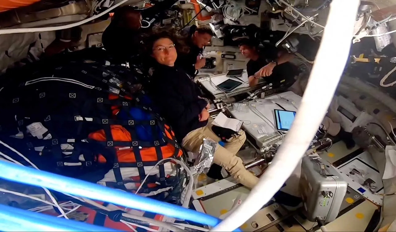 Astronautas de la misión Artemis II dentro de la aeronave.