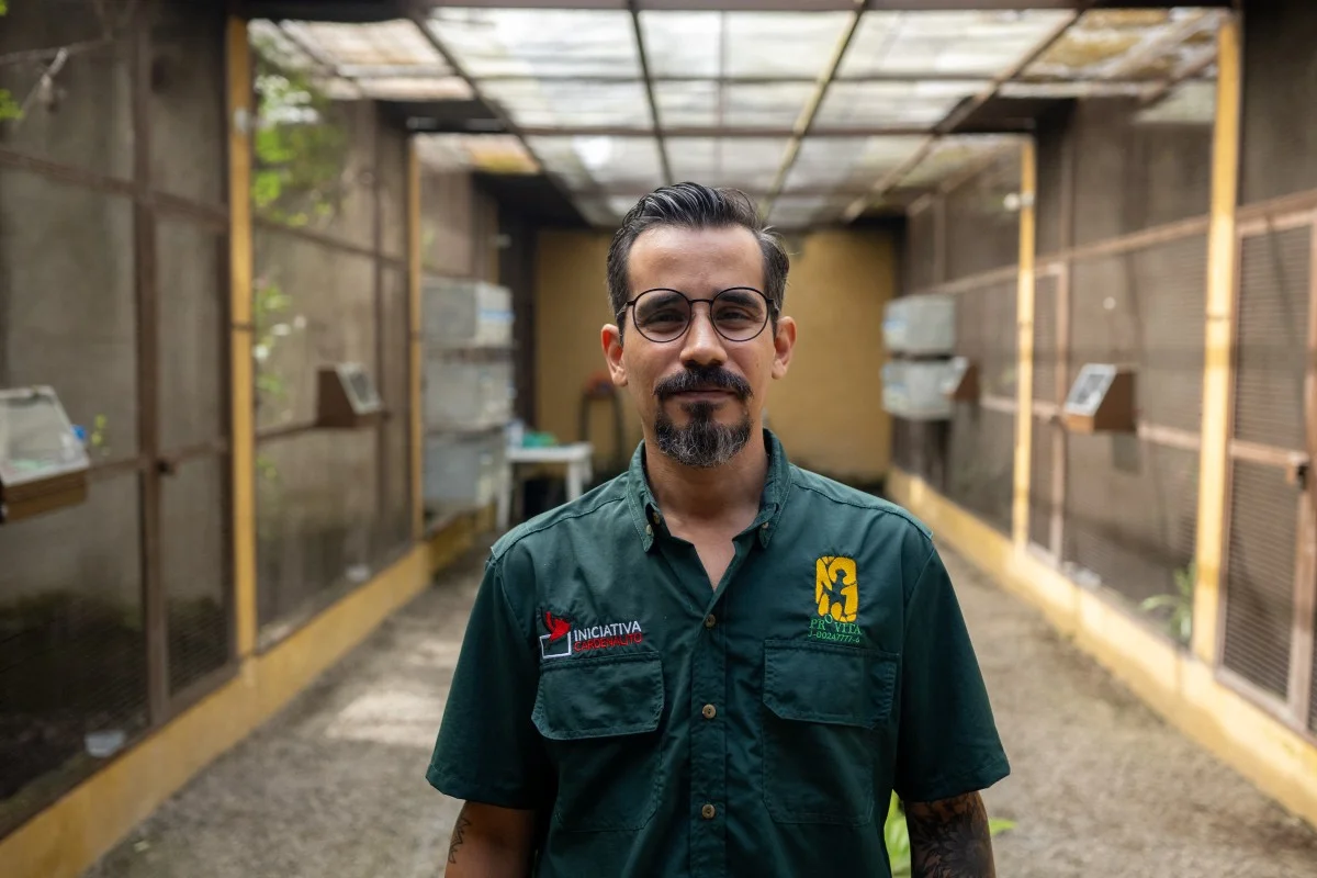 El veterinario Enrique Azuaje en el zoológico Leslie Pantin, en Turmero, Venezuela.
