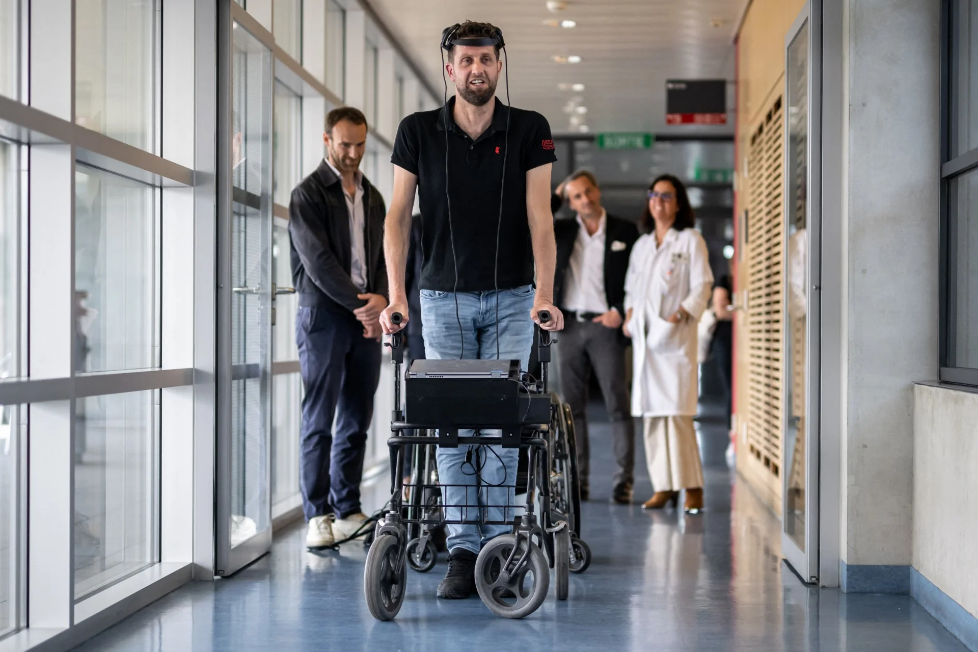 El paciente camina con el instrumento de estimulación cerebral en Lausana, Suiza.