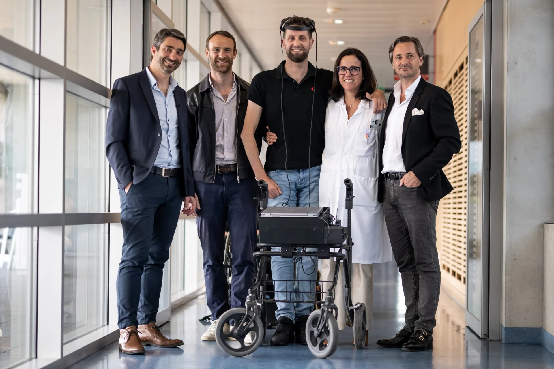 El paciente con el implante cerebral y el grupo de investigadores en Lausana, Suiza.