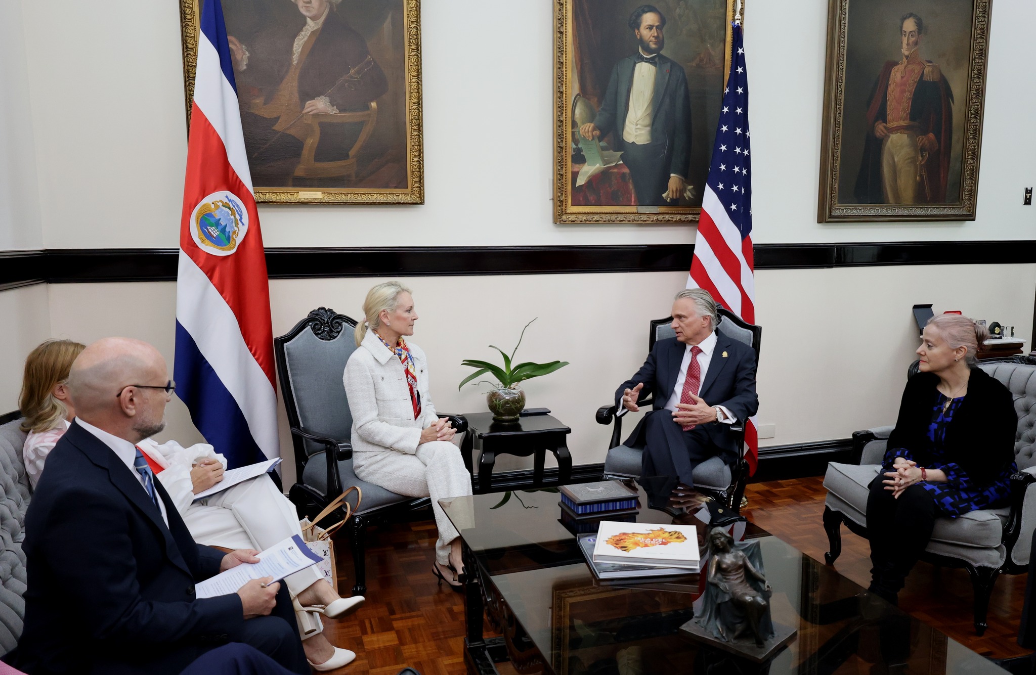 reunión cancillería embajadora