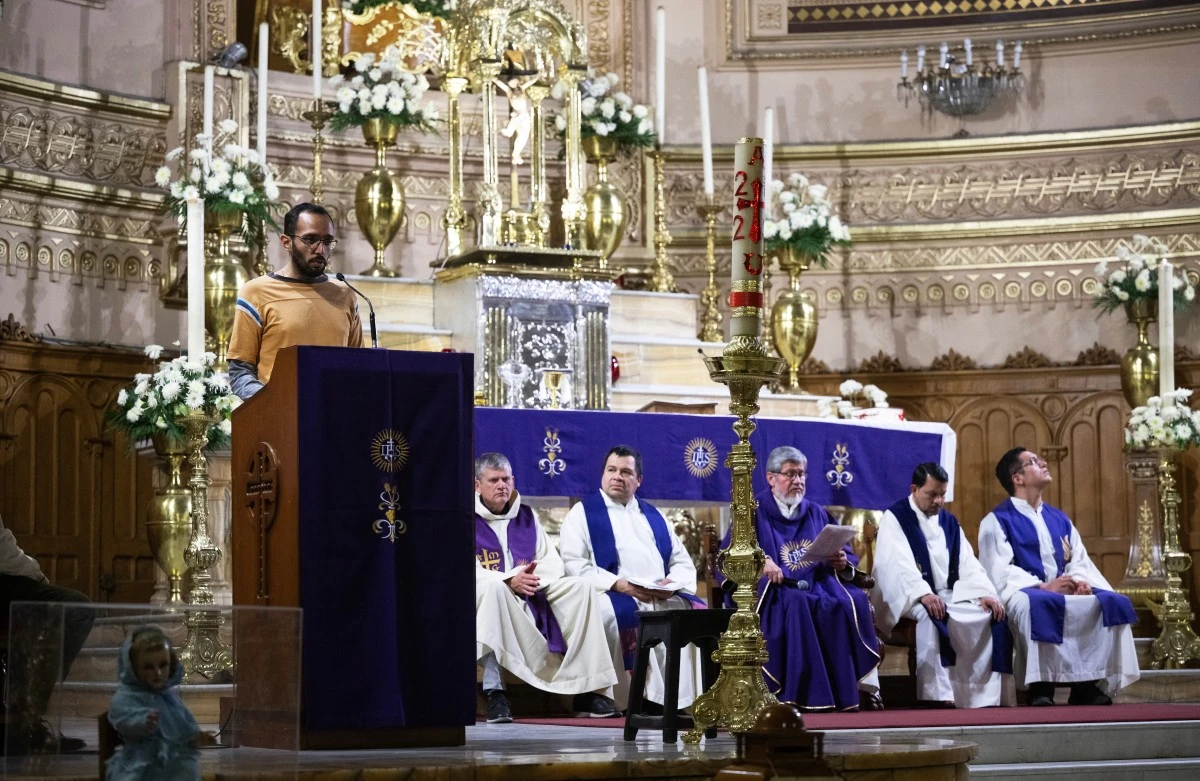 Arturo Manjarrez da un discurso en la iglesia Sagrada Familia, en Ciudad de México.