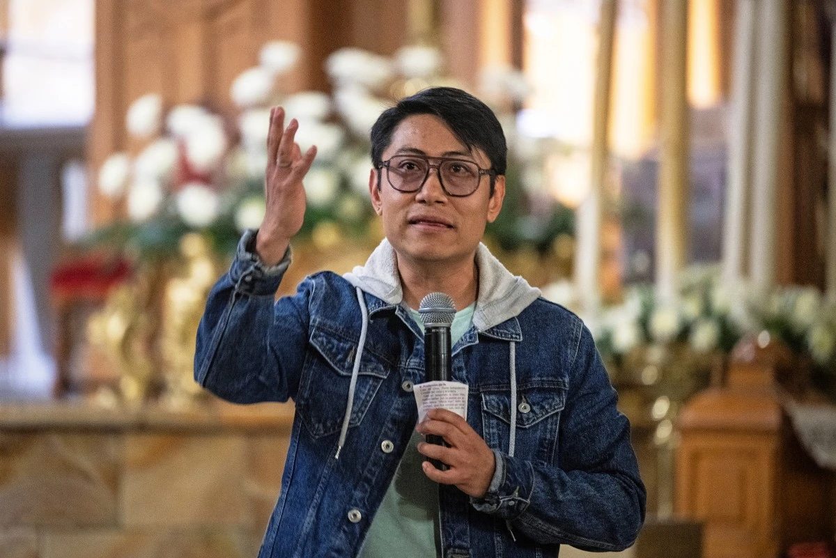 Víctor Rodríguez da un discurso en la iglesia Sagrada Familia, en Ciudad de México.