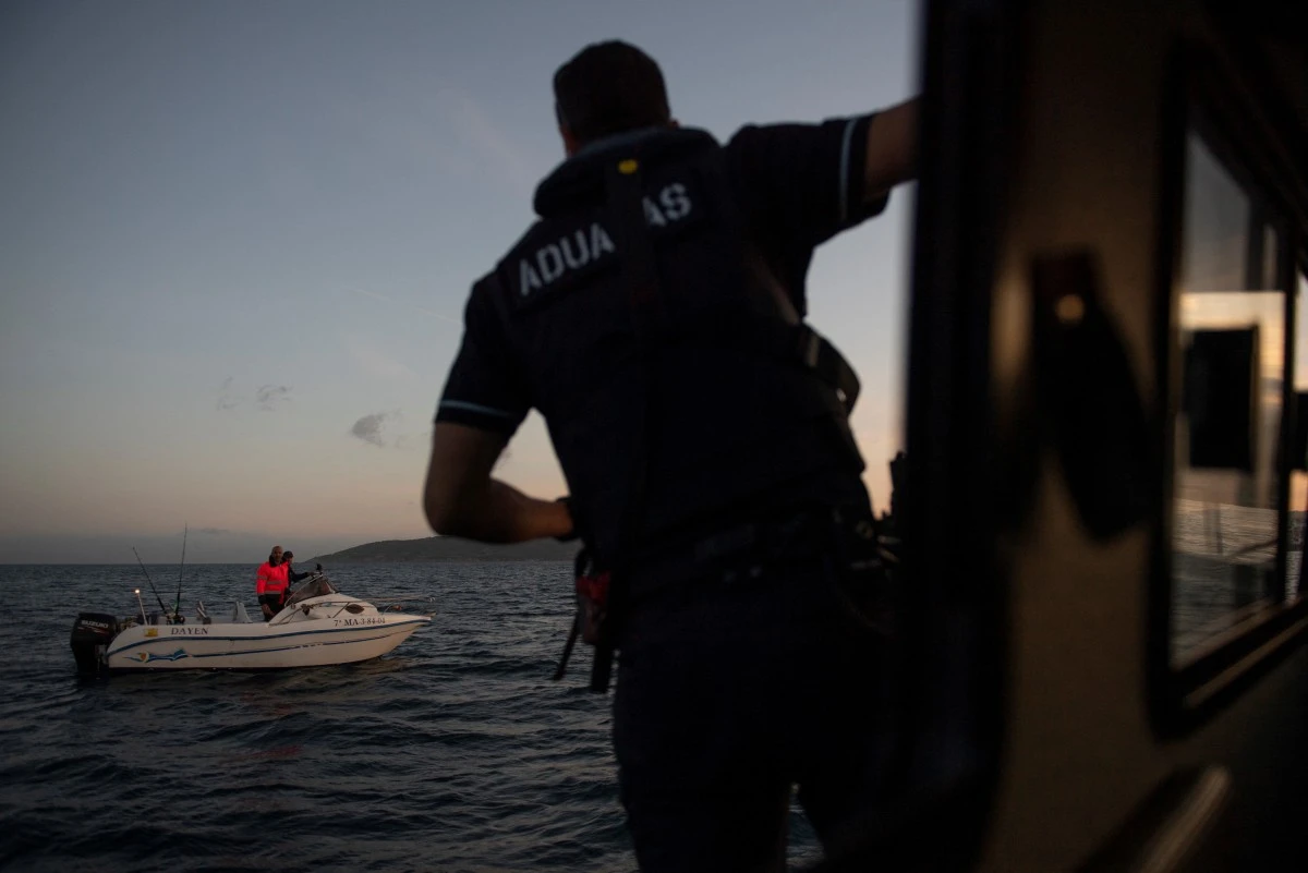 Un oficial de Aduanas vigila las aguas del estrecho de Gibraltar. AFP