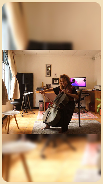 Mujer toca el chelo en estudio musical