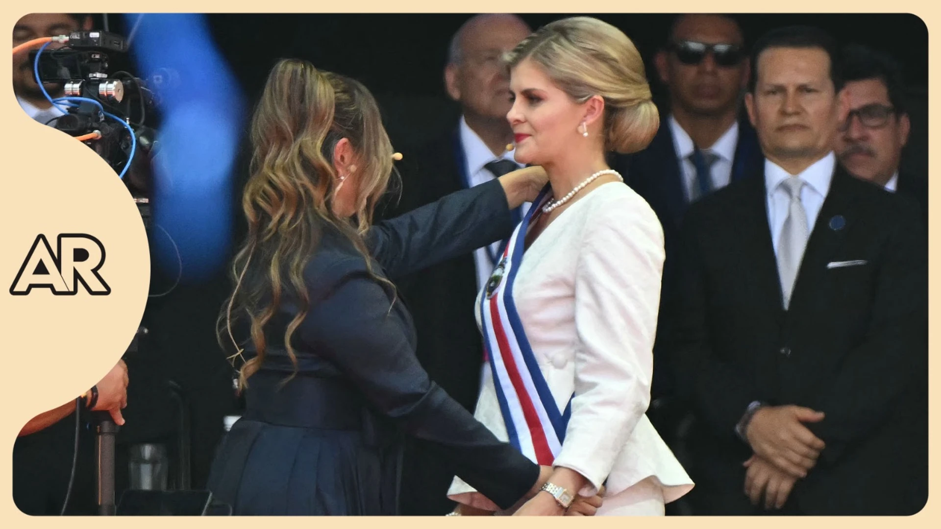 Laura Fernández recibe la banda presidencial y se convierte en la presidenta 50 de Costa Rica