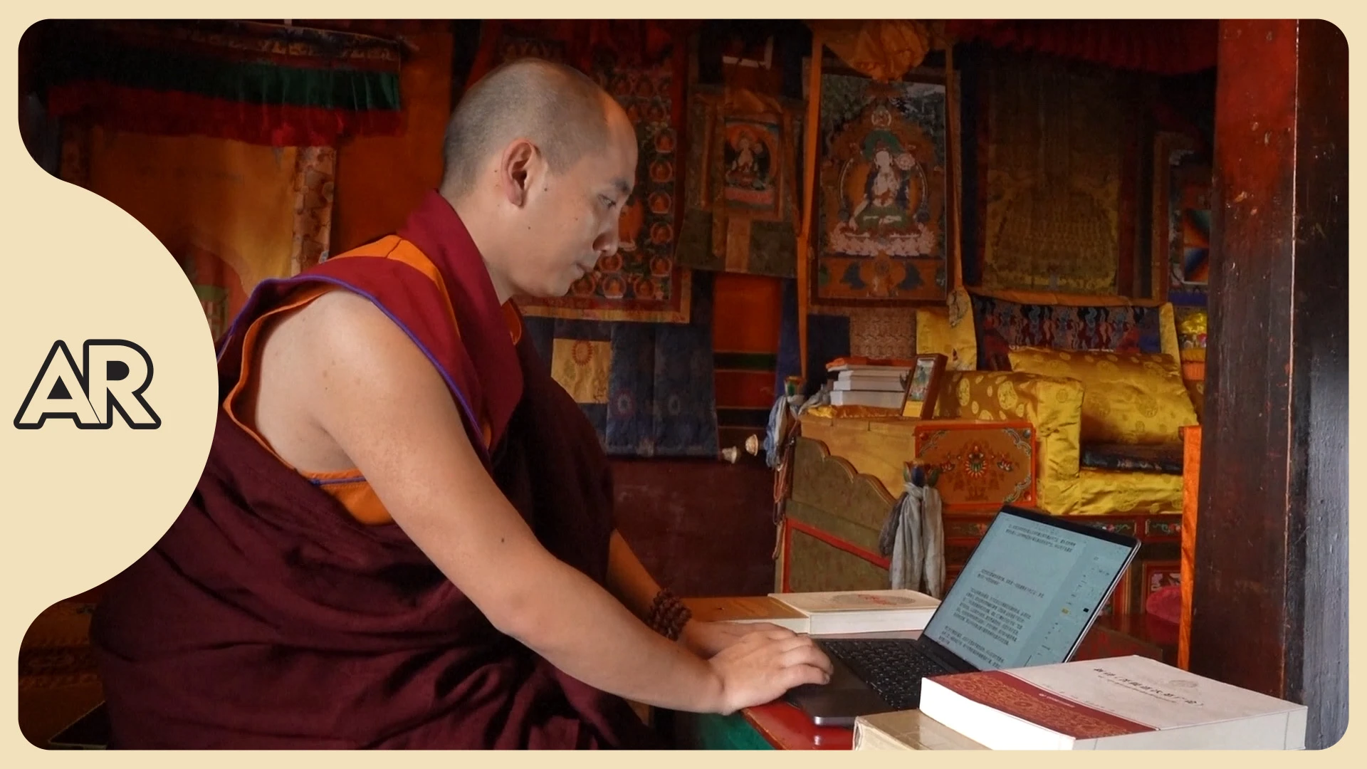 Joven lama tibetano une tradición budista y era digital para inspirar a la sociedad
