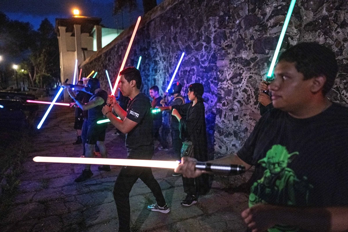 Miembros de la Jedi Knight Academy en un parque de la ciudad de México.