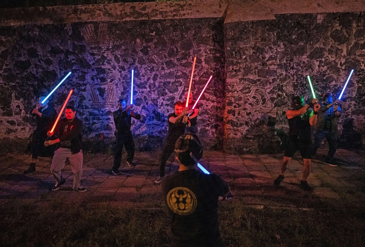 Miembros de la Jedi Knight Academy en un parque de la ciudad de México.
