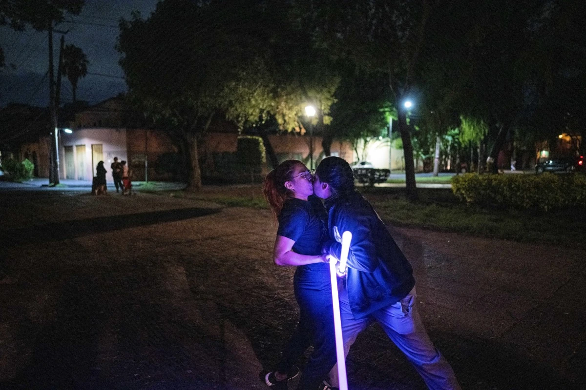 Dos miembros de la Jedi Knight Academy se besan.