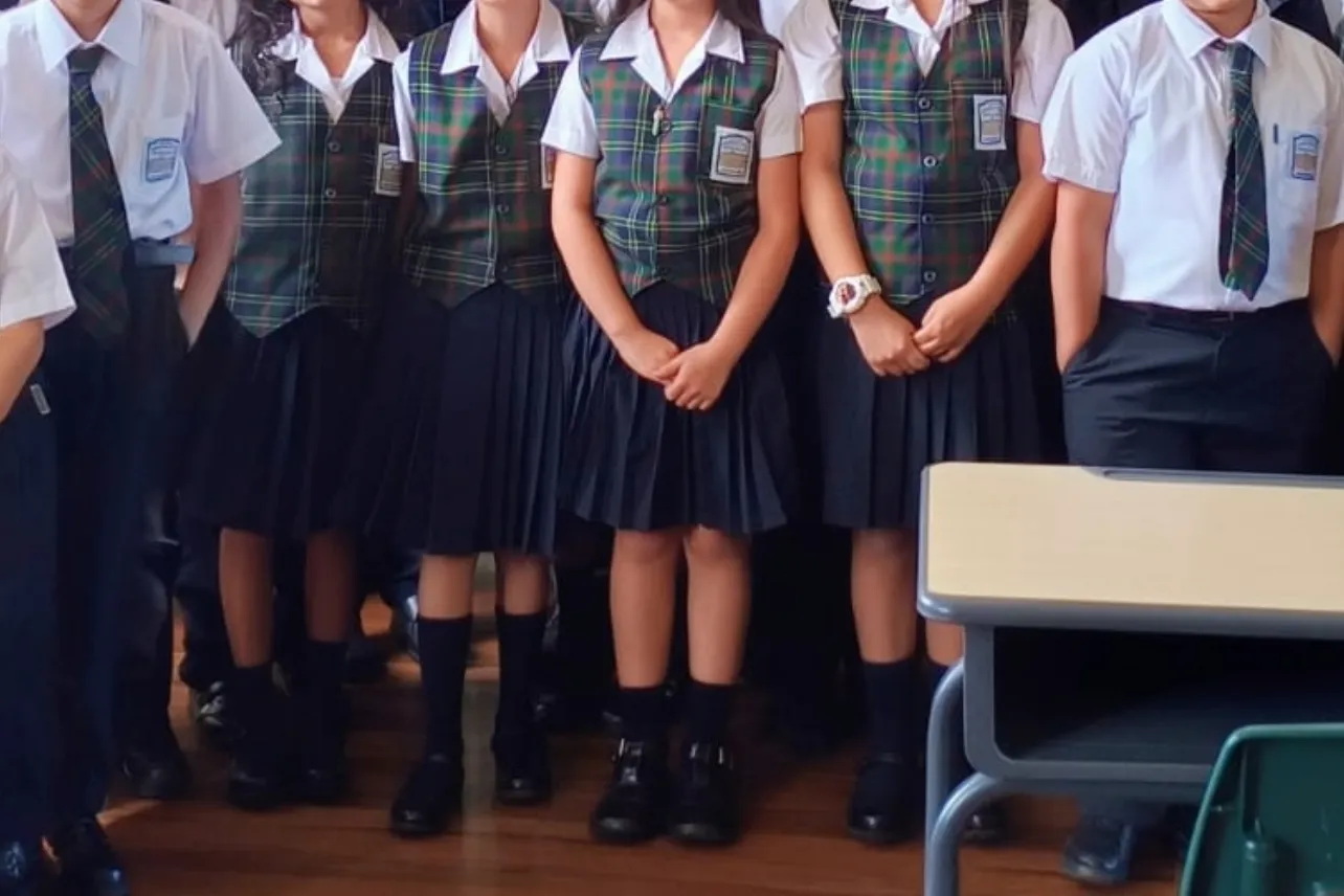 Molestia, padres de familia, MEP, uniforme, escuela Metálica, corbata, chaleco, noticias, Costa Rica