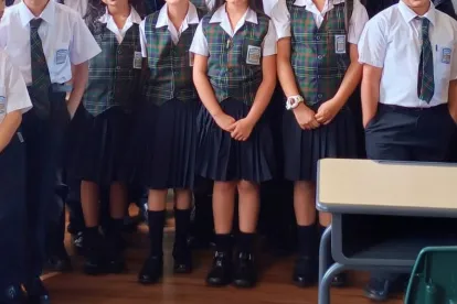 Molestia, padres de familia, MEP, uniforme, escuela Metálica, corbata, chaleco, noticias, Costa Rica