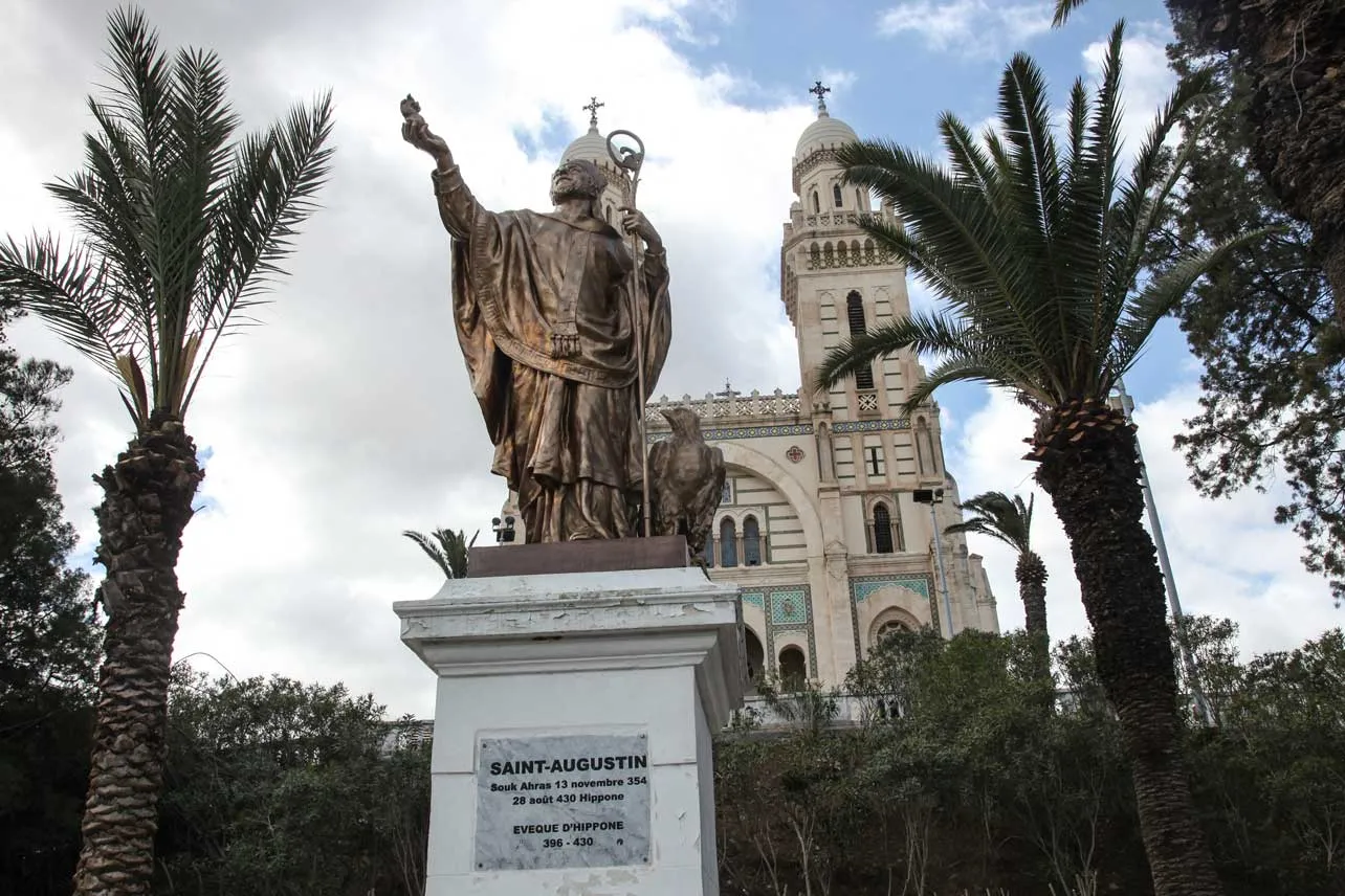 Estatua de San Agustín en Argelia.