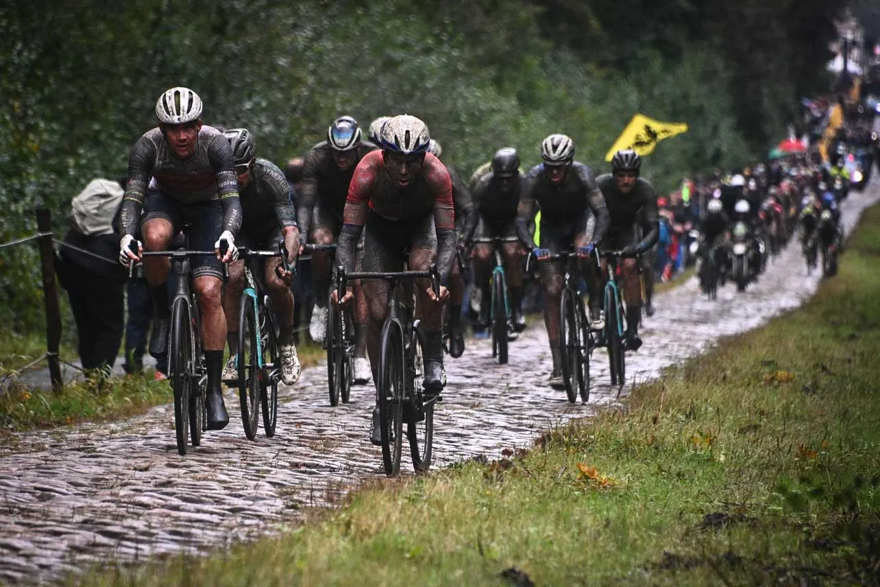 Ciclistas atravesando el Bosque de Arenberg en Francia.