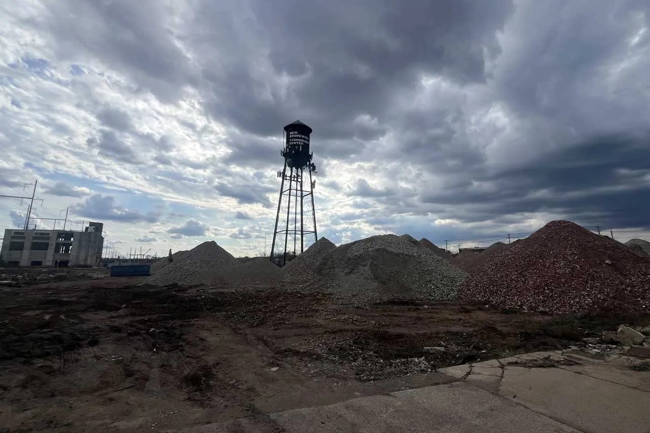 Lote baldío en New Brunswick donde se iba a construir un data center que la comunidad rechazó.