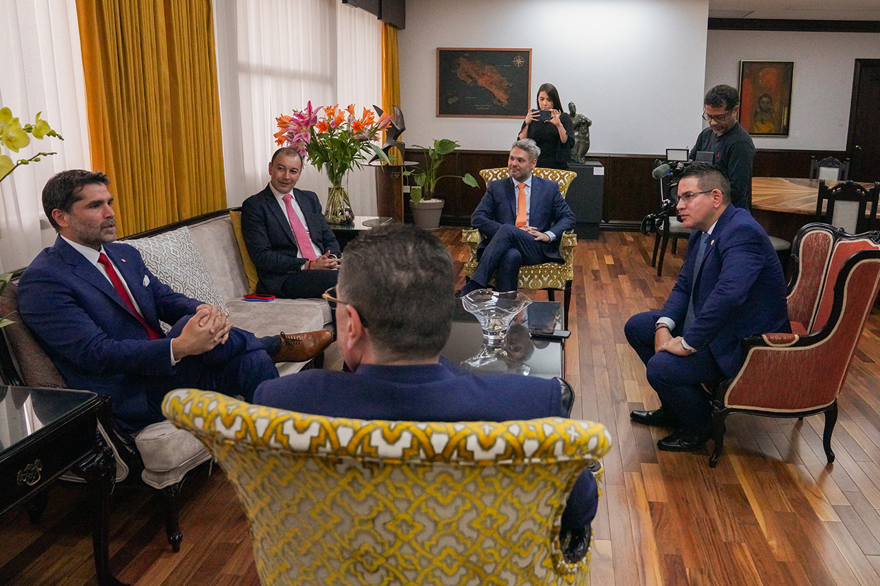 En la reunión entre el presidente Chaves y Eduardo Verástegui también participaron el diputado Fabricio Alvarado y el ministro de Comunicación, Jorge Rodríguez. Foto: Priscilla Corrales/Casa Presidencial